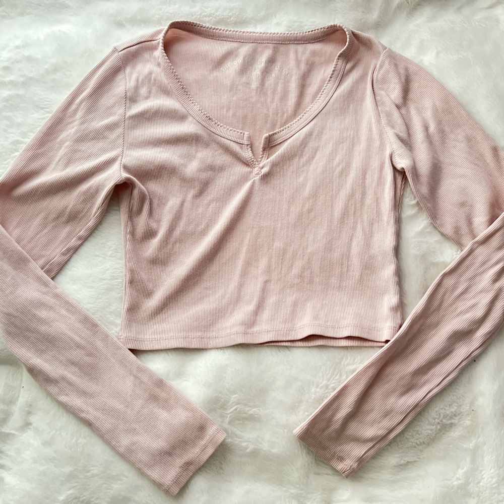 Cropped light pink shirt